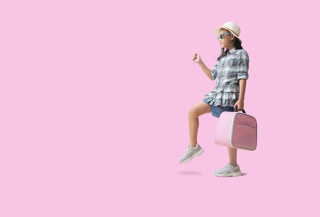 Menina muito asiática e chapéu relaxante conceito de viagem de férias de verão Garotinha bonitinha sorridente isolada em fundo rosa com caminhos de recorte para trabalho de design espaço livre vazio