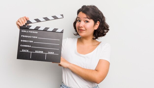 Menina muito hispânica encolhendo os ombros sentindo-se confuso e incerto conceito de cinema