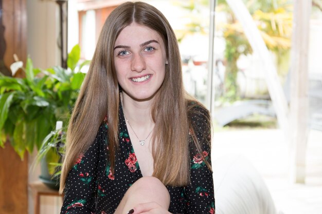 menina muito sorridente feliz em dia ensolarado em casa