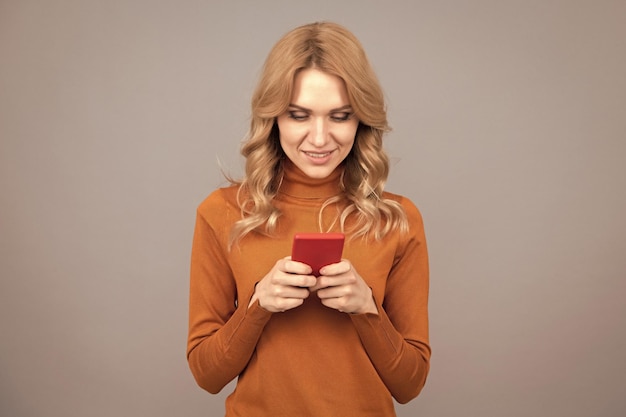 Menina mulher moderna mensagens de texto no smartphone