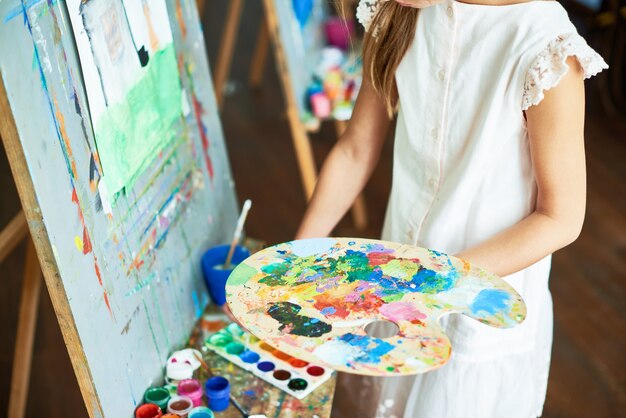 Menina na aula de arte