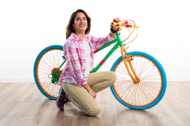 Menina na bicicleta colorida