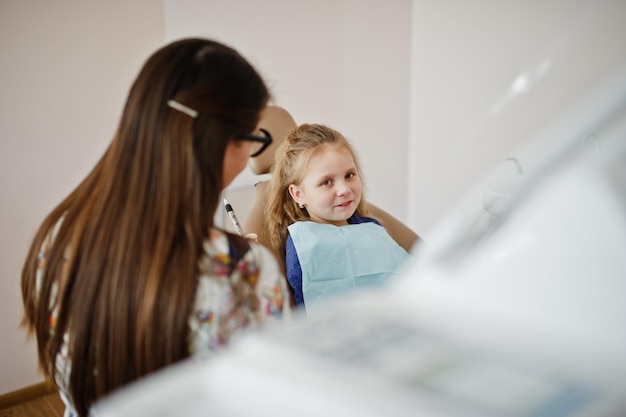 Menina na cadeira do dentista Crianças odontológicas