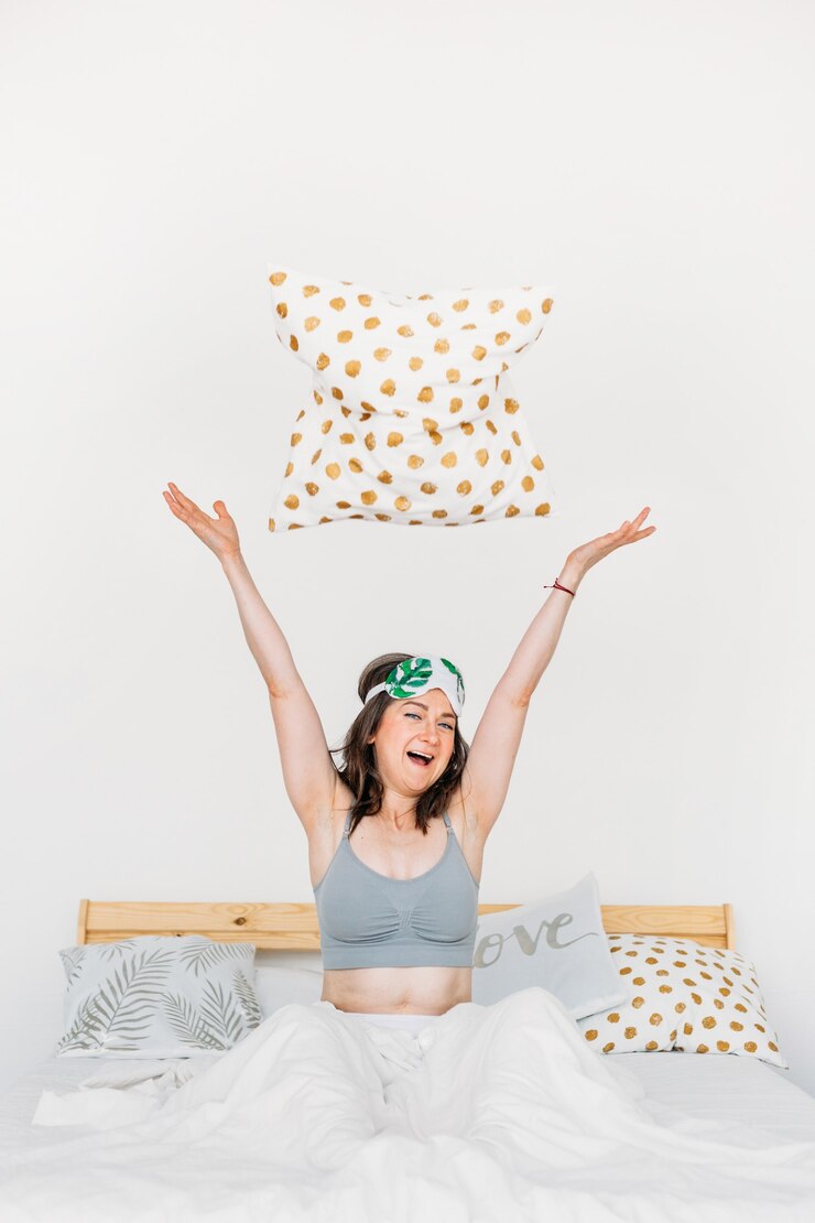 Foto menina na cama acordou, sono, manhã, procedimentos matinais, café da manhã, travesseiro, máscara de dormir, mãos