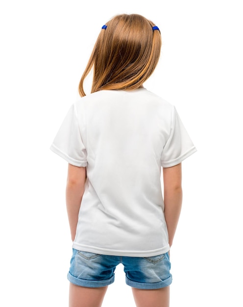 Menina na camiseta branca em branco preparada para o seu logotipo na vista traseira do fundo branco