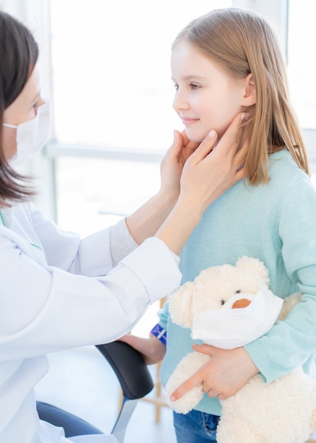 Menina na consulta médica