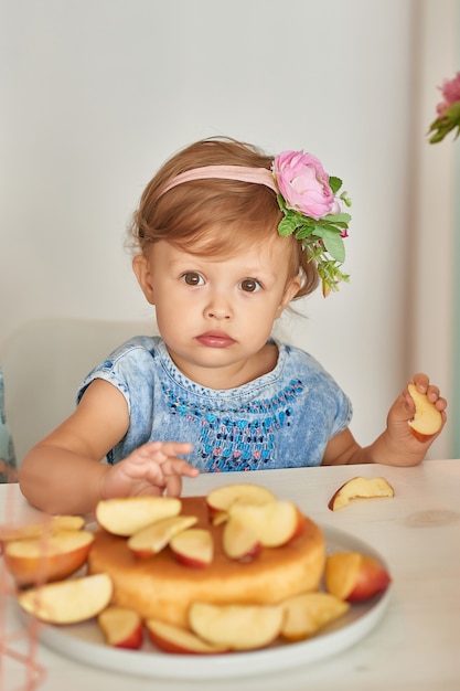 menina na cozinha comendo