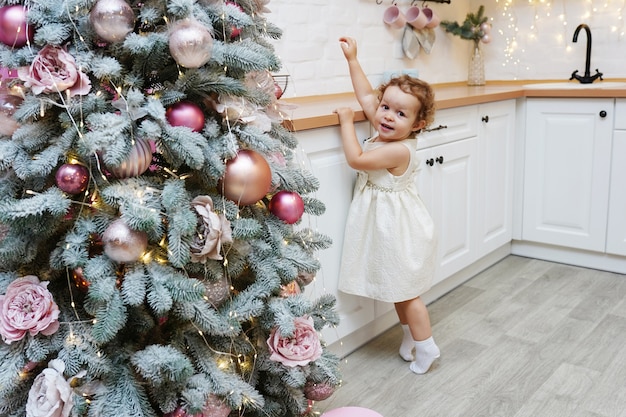 Menina na cozinha decorada para o Natal