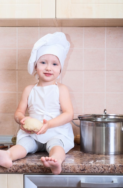 menina na fantasia de cozinheiro