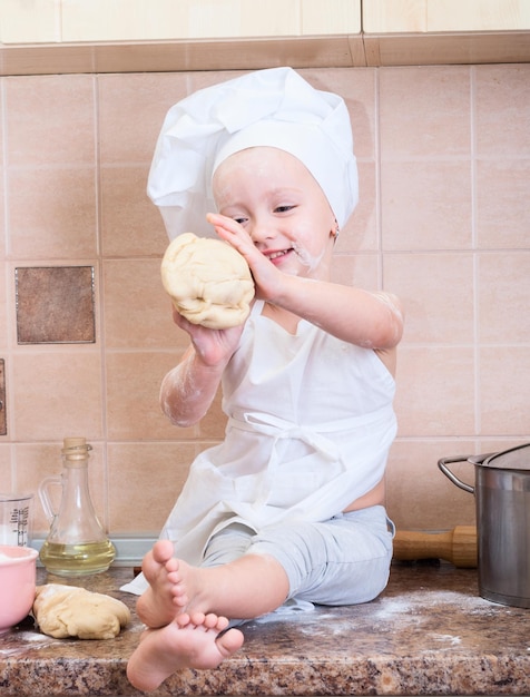 menina na fantasia de cozinheiro