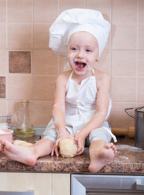 menina na fantasia de cozinheiro