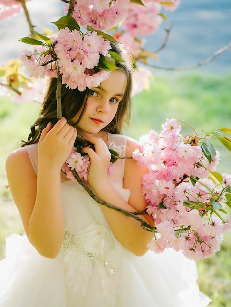 Menina na flor da primavera