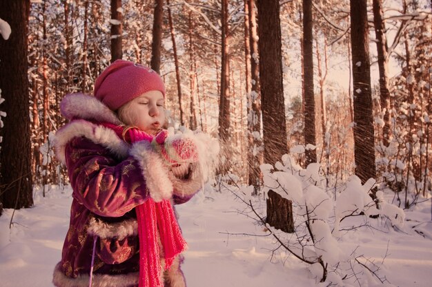 Menina na floresta de inverno