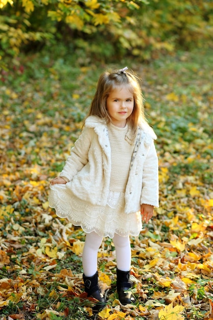 Menina na floresta de outono