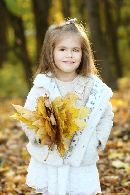 Menina na floresta de outono