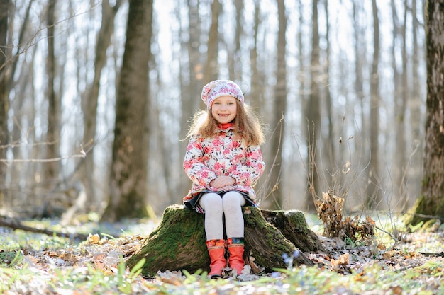 Menina na floresta