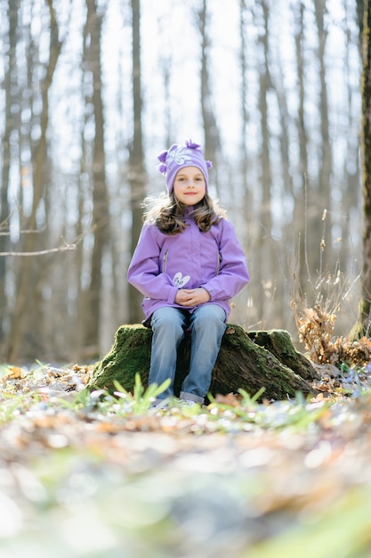 Menina na floresta