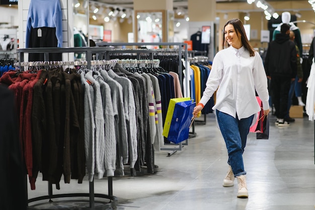 Menina na moda, compras em uma loja.