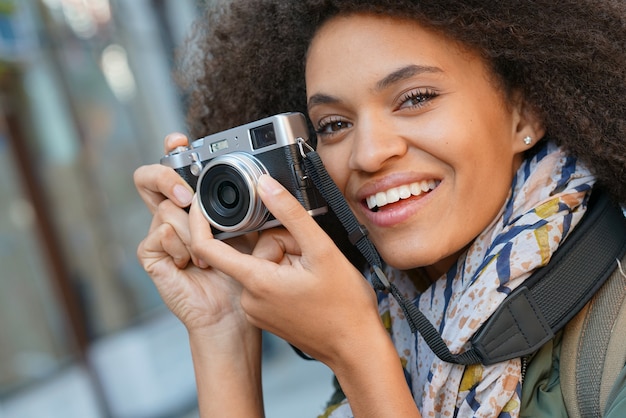 Menina na moda em Nova York, tirando fotos com a câmera