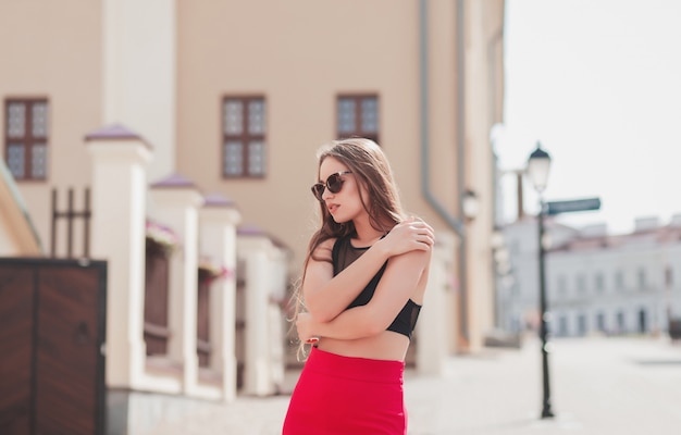 menina na moda posando na cidade