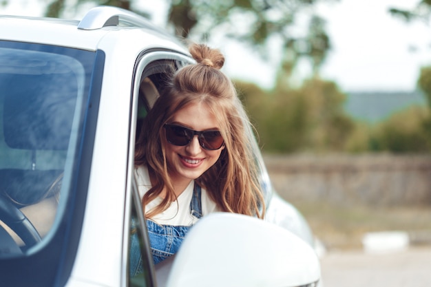 Menina na moda, viajando de carro