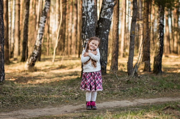 menina na natureza se divertir e dançar