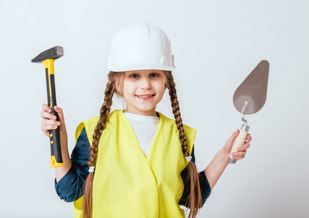 Menina na paisagem branca. Construção