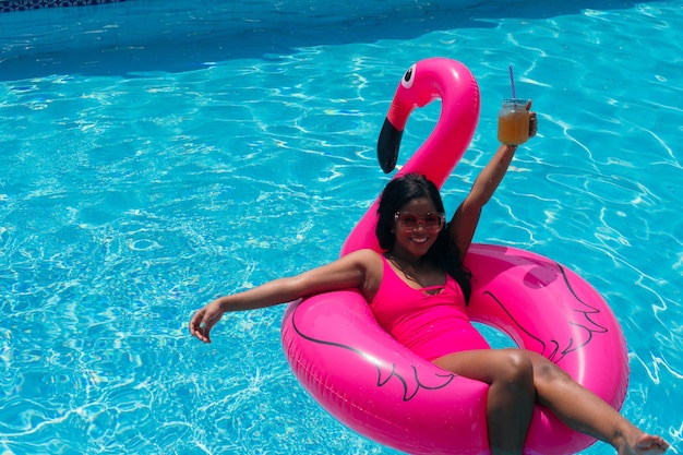 Menina na piscina relaxando em um inflável