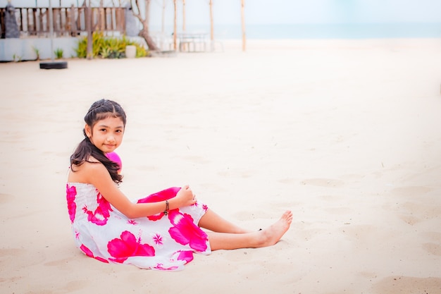 Menina na praia em dia de verão.