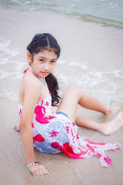 Menina na praia em dia de verão.