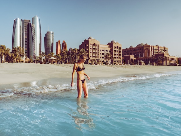 Menina na praia