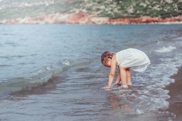 Foto menina na praia