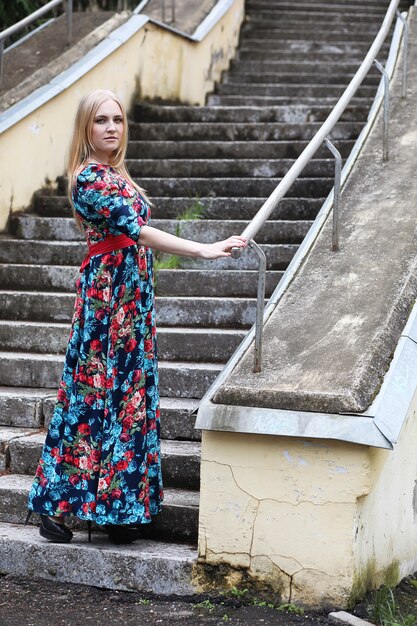 Menina na rua com um guarda-chuva para passear num dia de verão