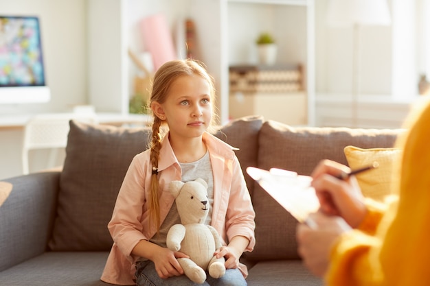 Menina na sessão de terapia