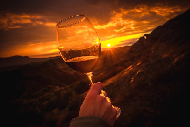 Menina nas montanhas com vinho