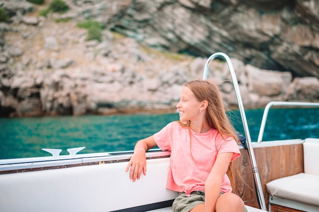 Menina navegando em um barco em mar aberto