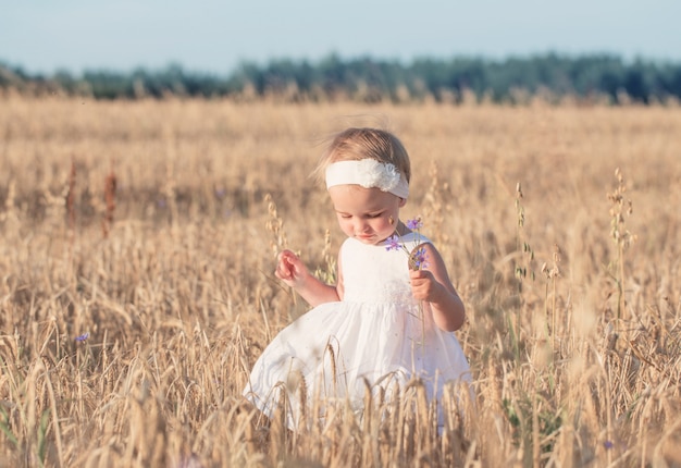 Menina no campo de cereais