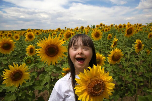 Menina no campo de girassóis