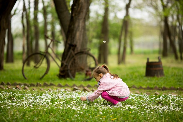 Menina no campo de primavera