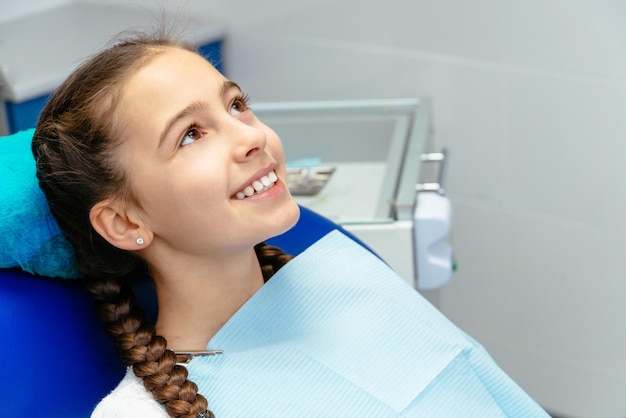 Menina no consultório dentista