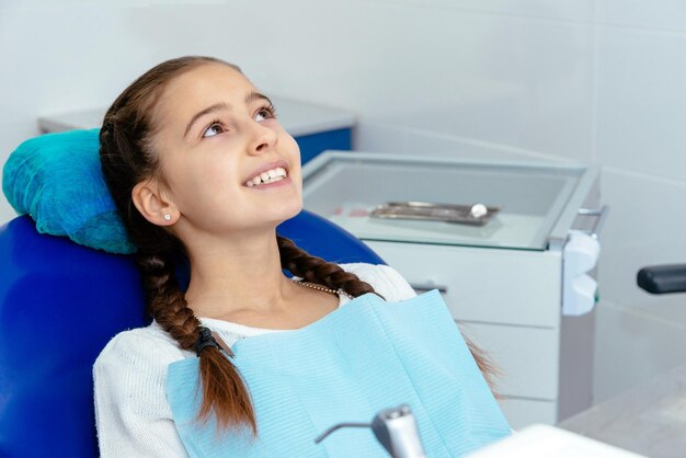 Menina no consultório do dentista