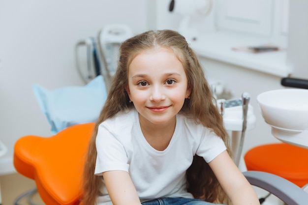 Menina no dentista retrato de uma menina sorridente na cadeira do dentista