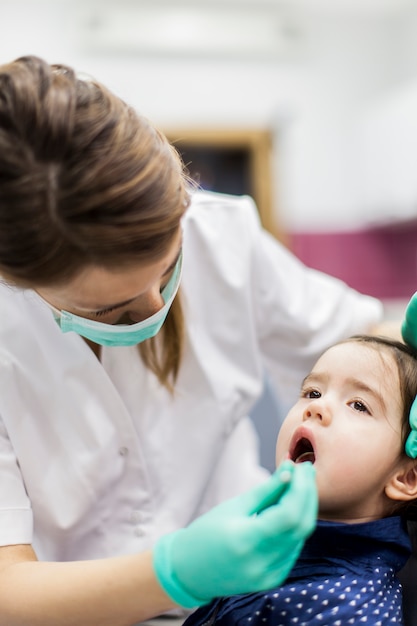 Menina no dentista