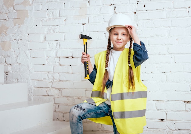 Menina no fundo branco. construção