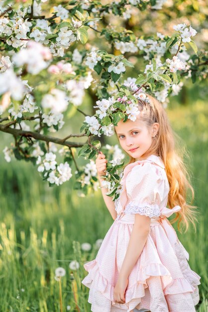 Foto menina no jardim de flores de primavera