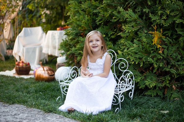 Menina no jardim no verão