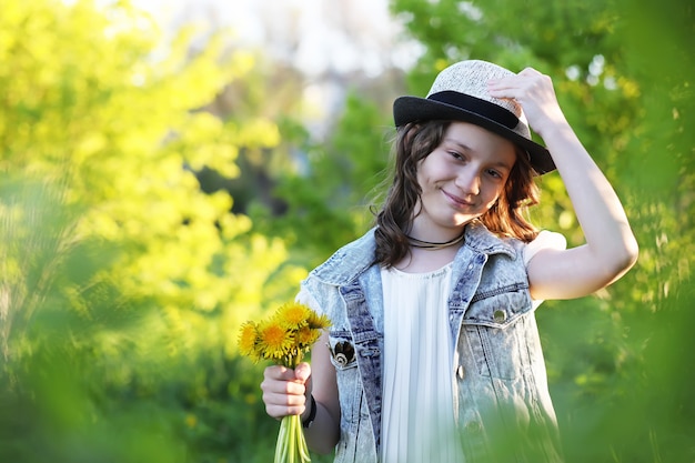 Menina no parque à noite em um dia ensolarado de primavera