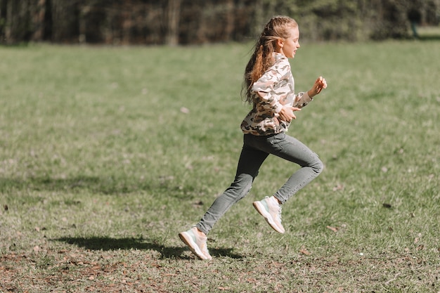 Menina no parque ao ar livre no fim de semana