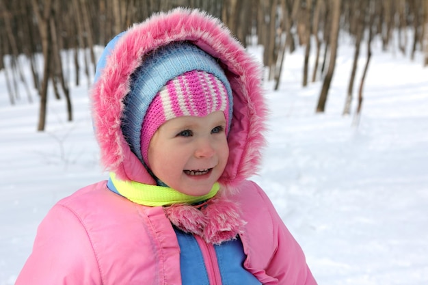 menina no parque de inverno