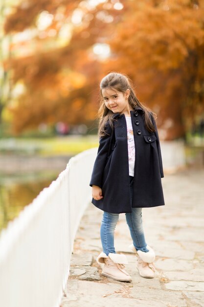 Menina no parque outono